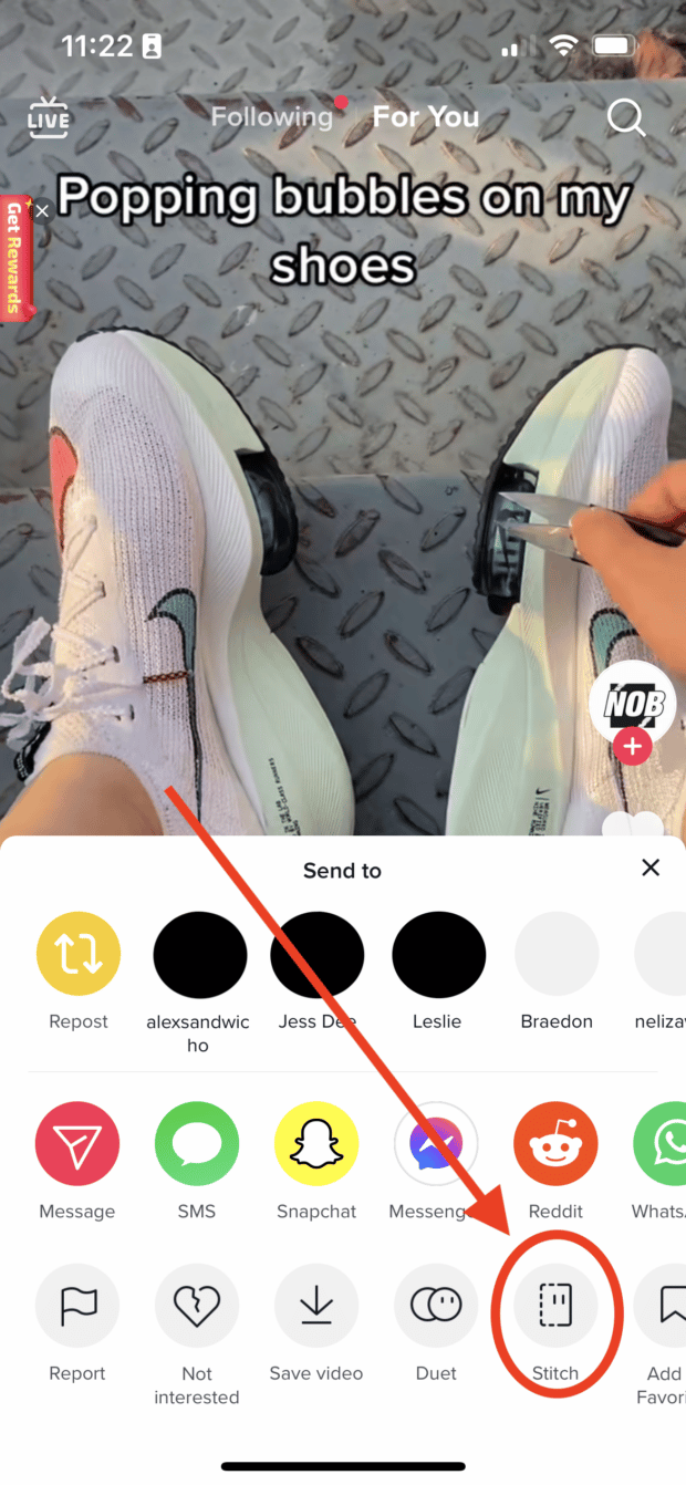 Encuentra la opción de coser al abrir el menú de compartir en un video de TikTok