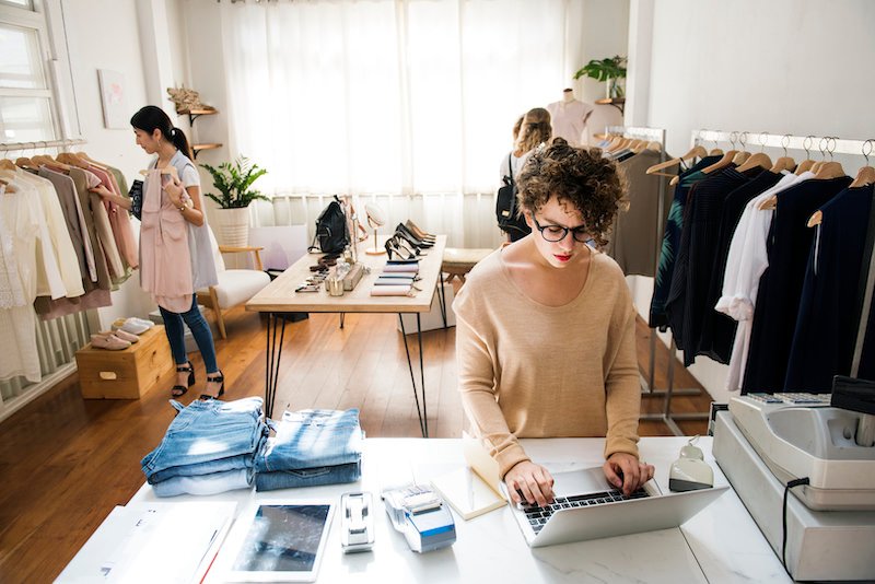 Desarrollador Web Freelance | Wordpress | negocio mayorista B2B | Guía para principiantes para iniciar un negocio mayorista B2B 4 empleados de negocios