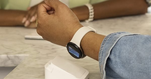 Desarrollador Web Freelance | Wordpress | | El precio de Google Pixel Watch es realmente más bajo que Apple Watch 1 Desarrollador Web Freelance | Wordpress | | Google Pixel Watch on wrist 1 600x315 cropped