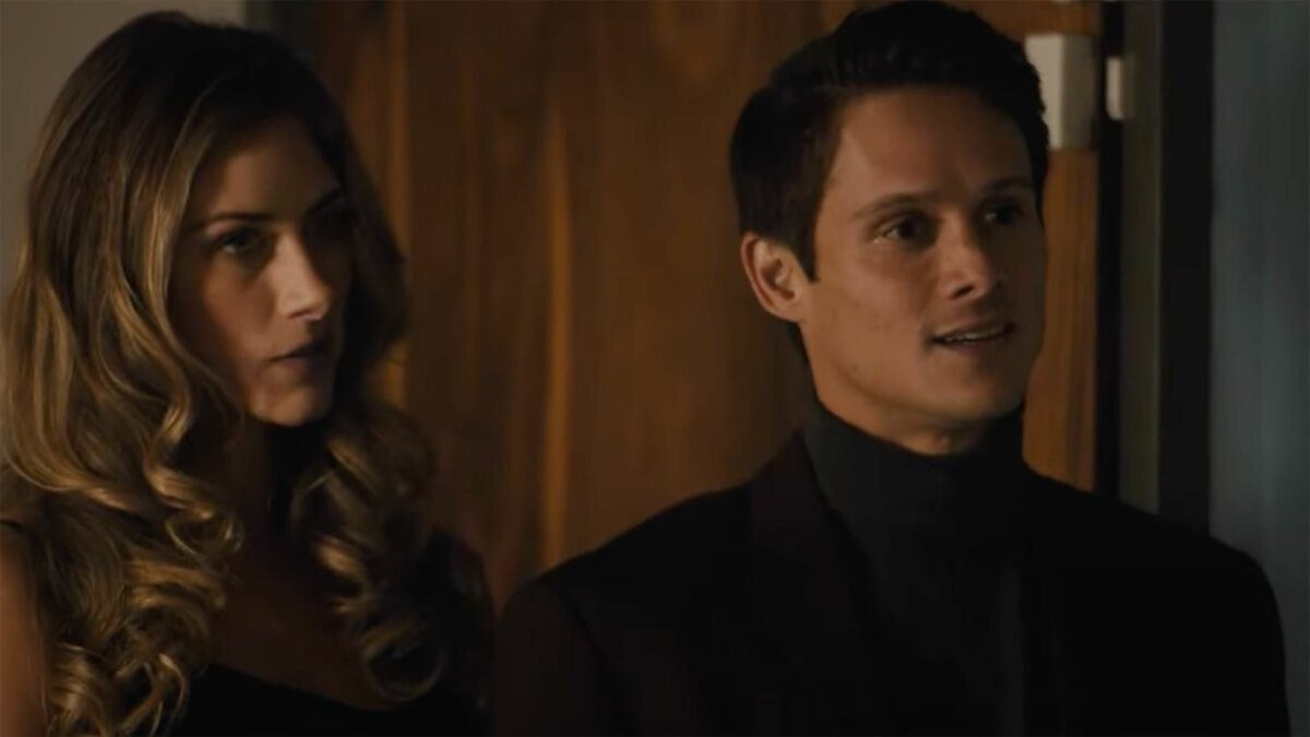 El tráiler de ‘Quién los invitó’ de Shudder ve a una pareja extraña aparecer para una fiesta en casa