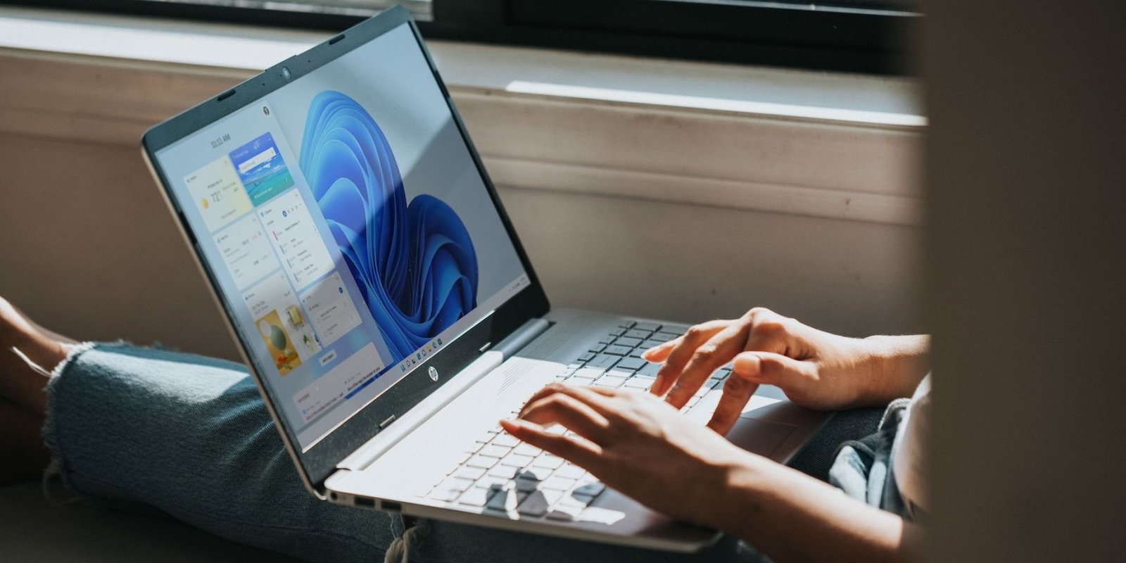 Desarrollador Web Freelance | Wordpress | | Cómo crear mensajes de error falsos en Windows 1 Desarrollador Web Freelance | Wordpress | | person typing on windows laptop