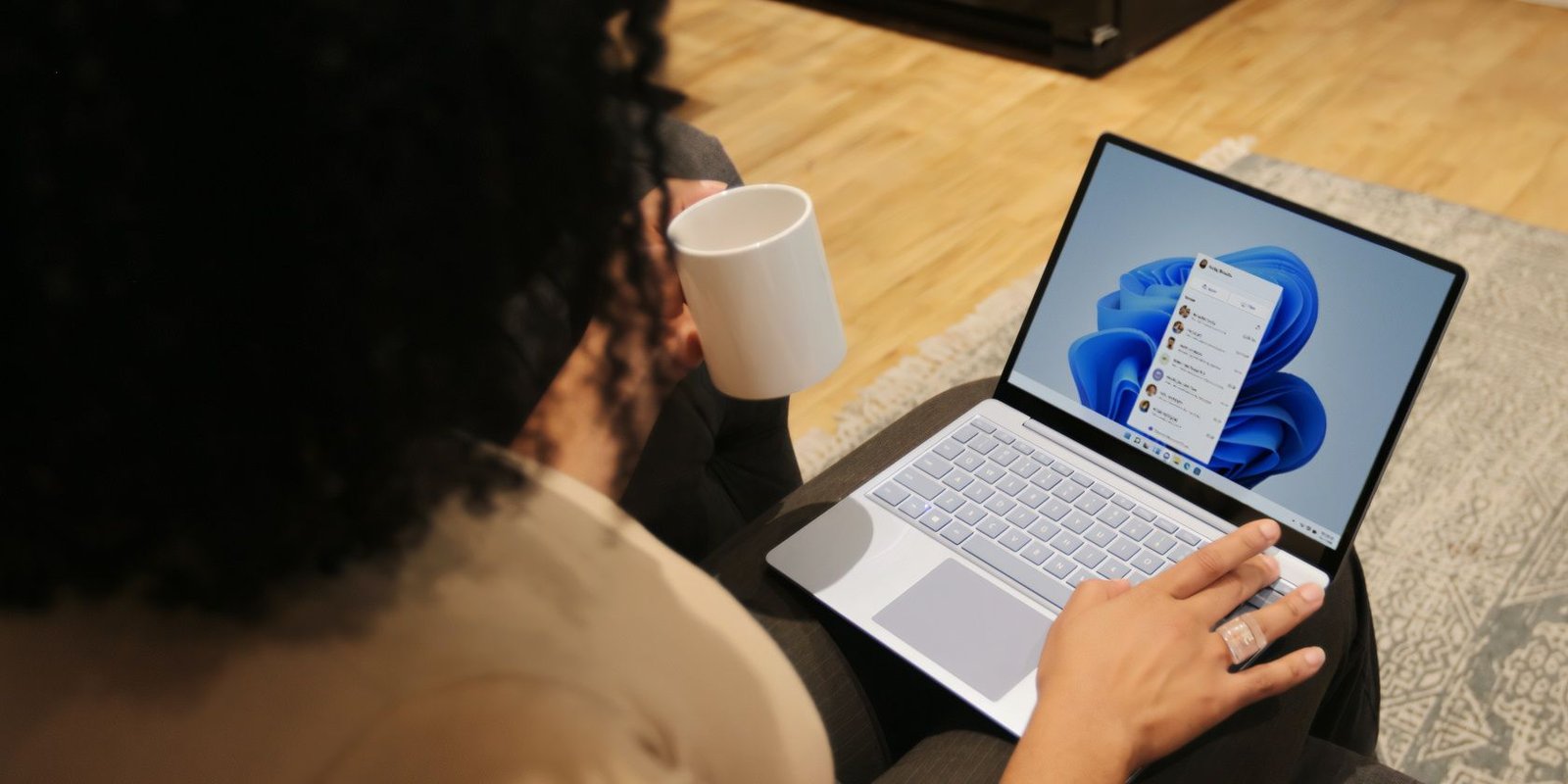 Desarrollador Web Freelance | Wordpress | | A lady using her Windows PC while holding a cup