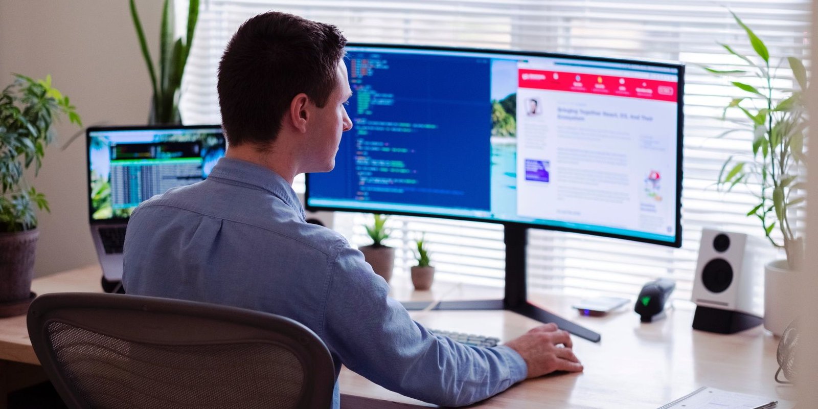 Desarrollador Web Freelance | Wordpress | | Person using a dual monitor setup in an office