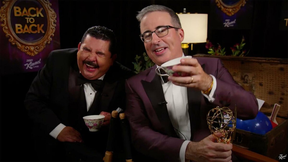 Guillermo feliz toma tequila con los ganadores de los Emmy 2022