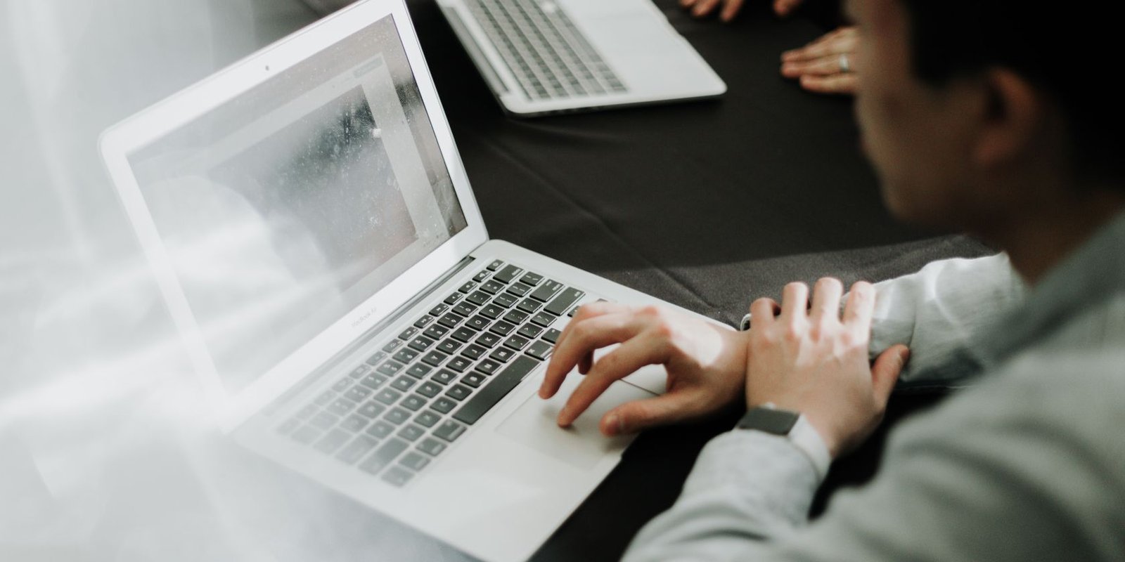 Desarrollador Web Freelance | Wordpress | | Licencia de por vida de Windows 10 por solo $ 13, clave de Office por $ 23 1 Desarrollador Web Freelance | Wordpress | | man using laptop