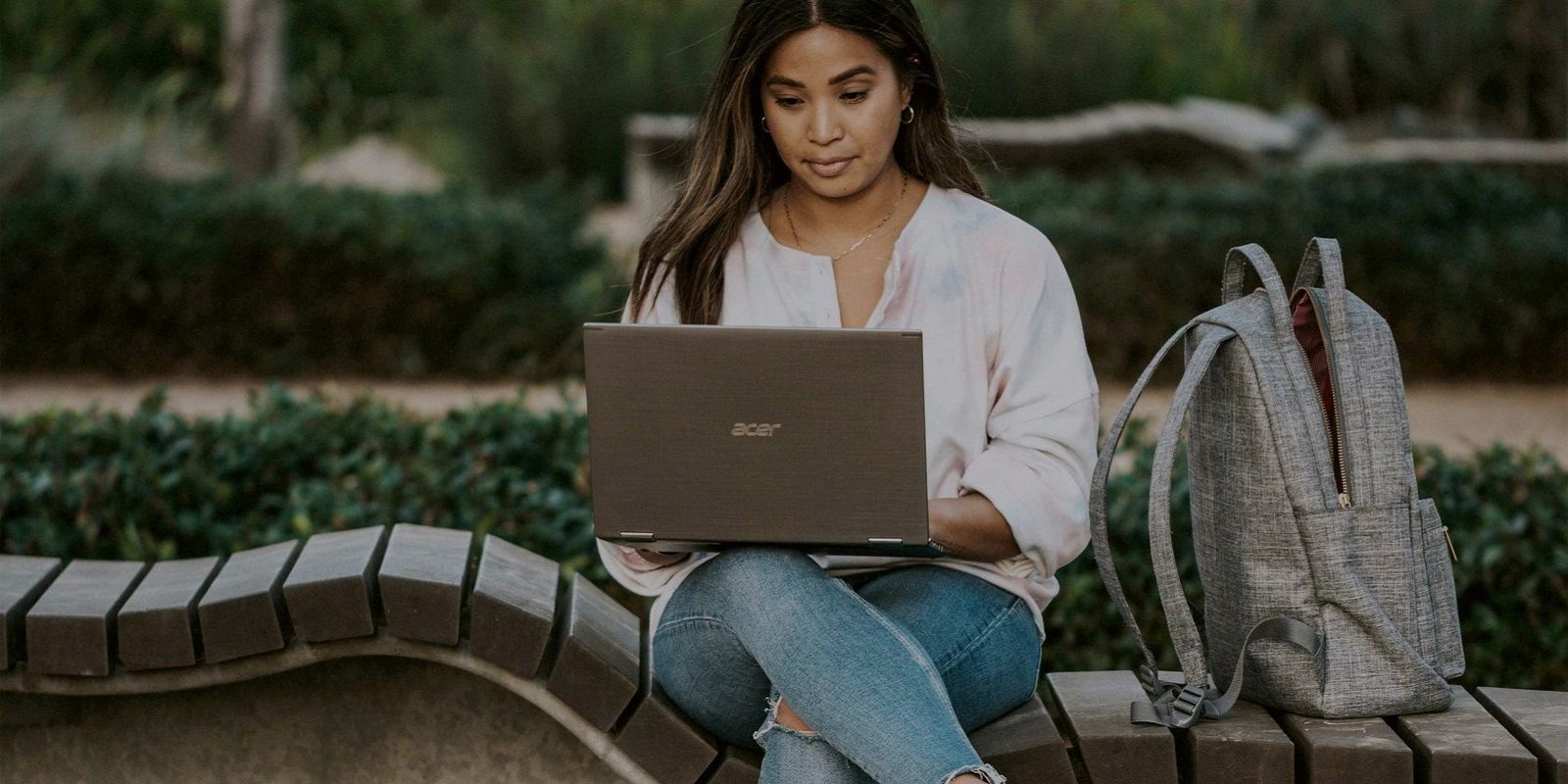 Desarrollador Web Freelance | Wordpress | | A lady using a Windows PC while sitting outside