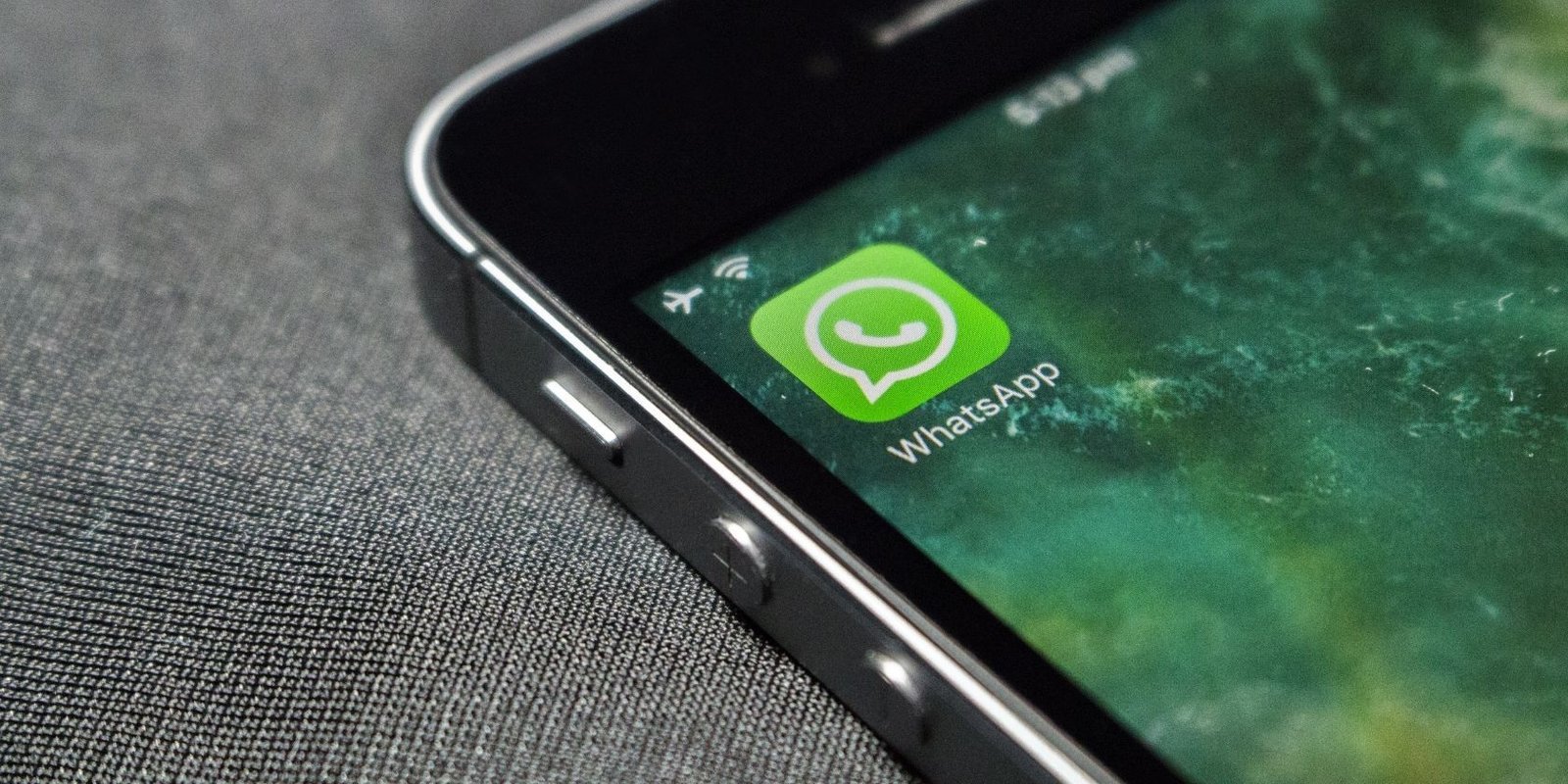 Desarrollador Web Freelance | Wordpress | | El despliegue global de WhatsApp Communities ha comenzado 1 Desarrollador Web Freelance | Wordpress | | Smartphone with the whatsapp app on display