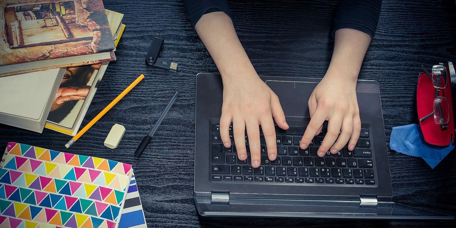 Desarrollador Web Freelance | Wordpress | | Cómo agregar un menú de software portátil a Windows 10 y 11 1 Desarrollador Web Freelance | Wordpress | | laptop and usb drive