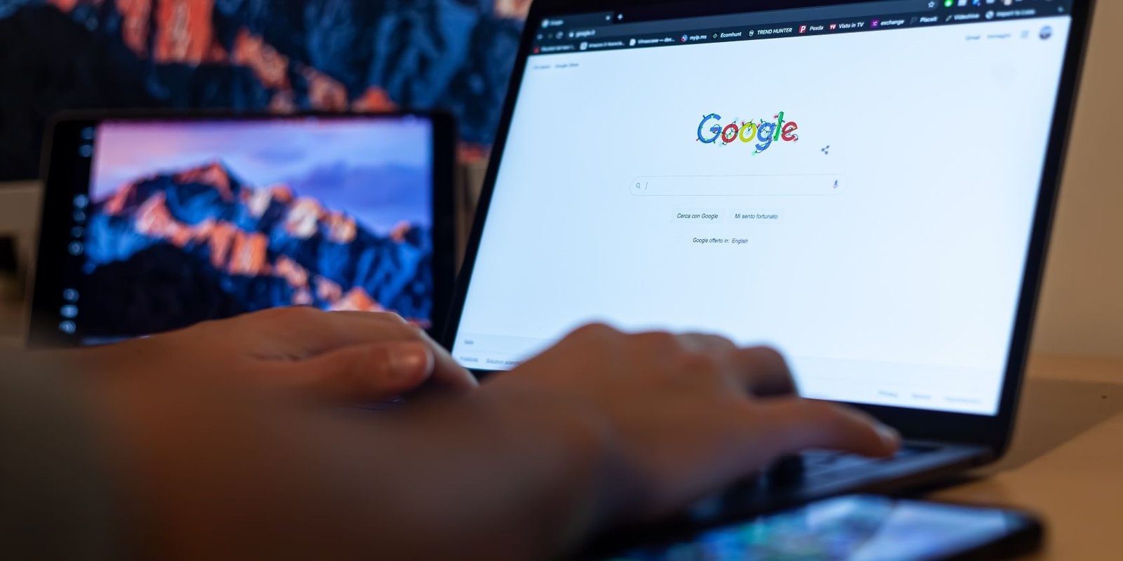 Desarrollador Web Freelance | Wordpress | | Qué pueden hacer los usuarios de Chrome cuando Google finaliza el soporte para Windows 7 y 8.1 1 Desarrollador Web Freelance | Wordpress | | person browsing on google chrome
