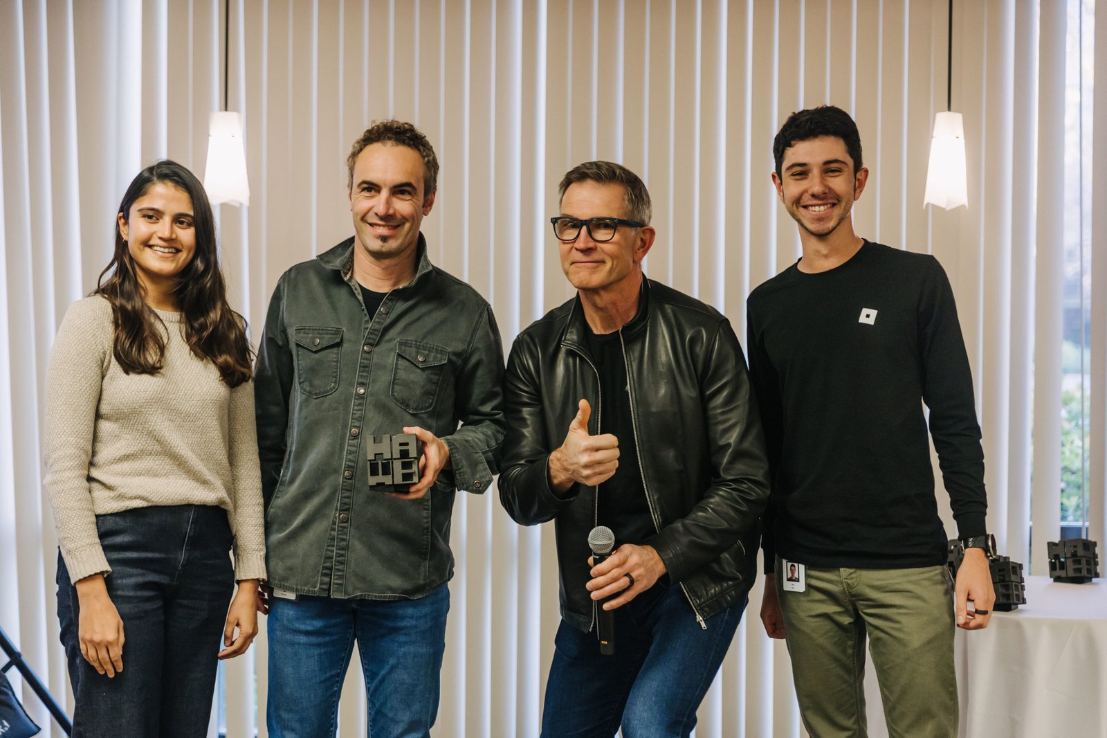 Desarrollador Web Freelance | Wordpress | | Hack Week 2022: Poniendo nuestros valores en acción 5 Los ganadores posan con sus trofeos en la entrega de premios