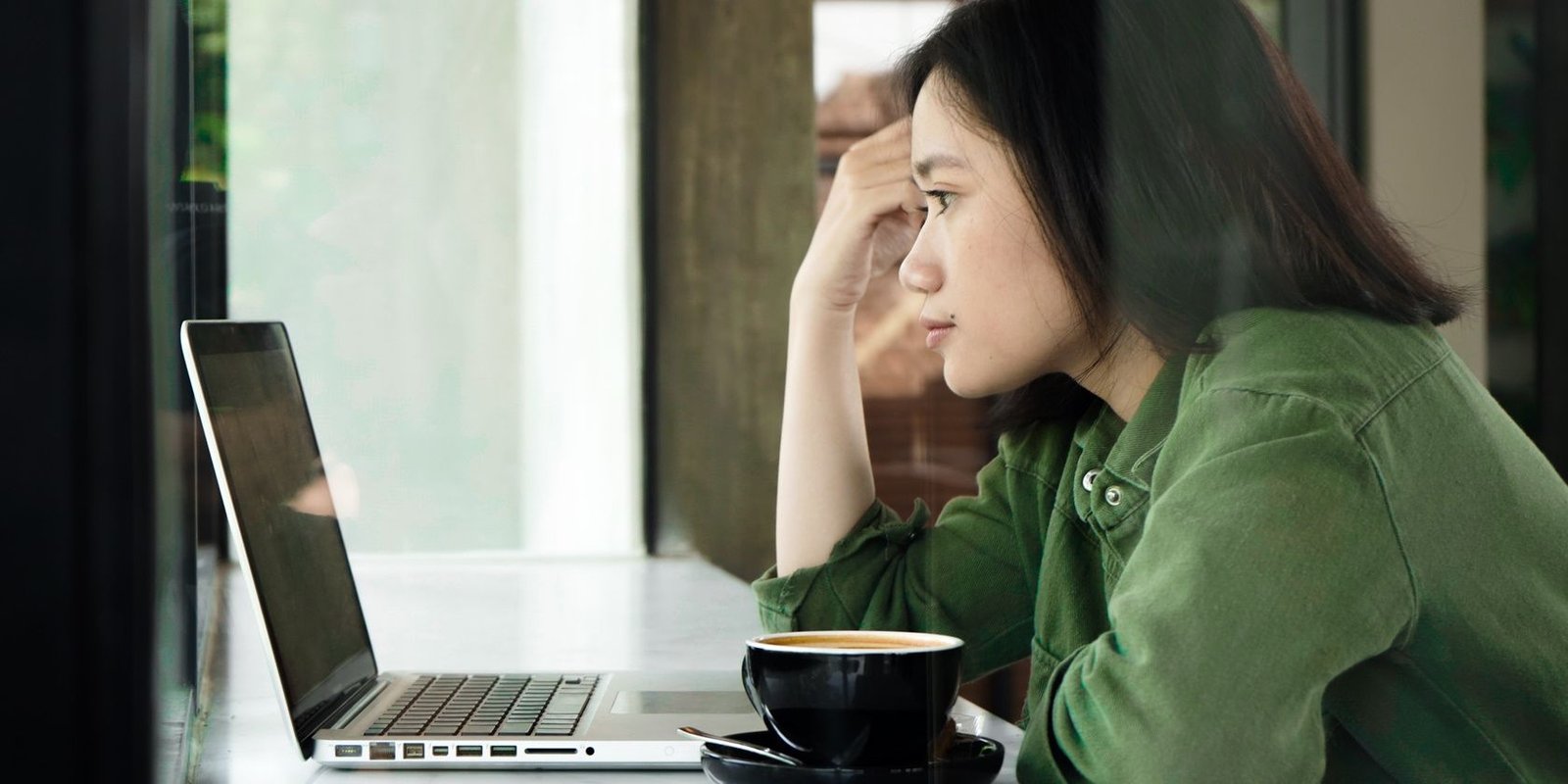 Desarrollador Web Freelance | Wordpress | | Cómo habilitar la impresión en Application Guard para Edge en Windows 11 1 Desarrollador Web Freelance | Wordpress | | a woman is working on a silver laptop