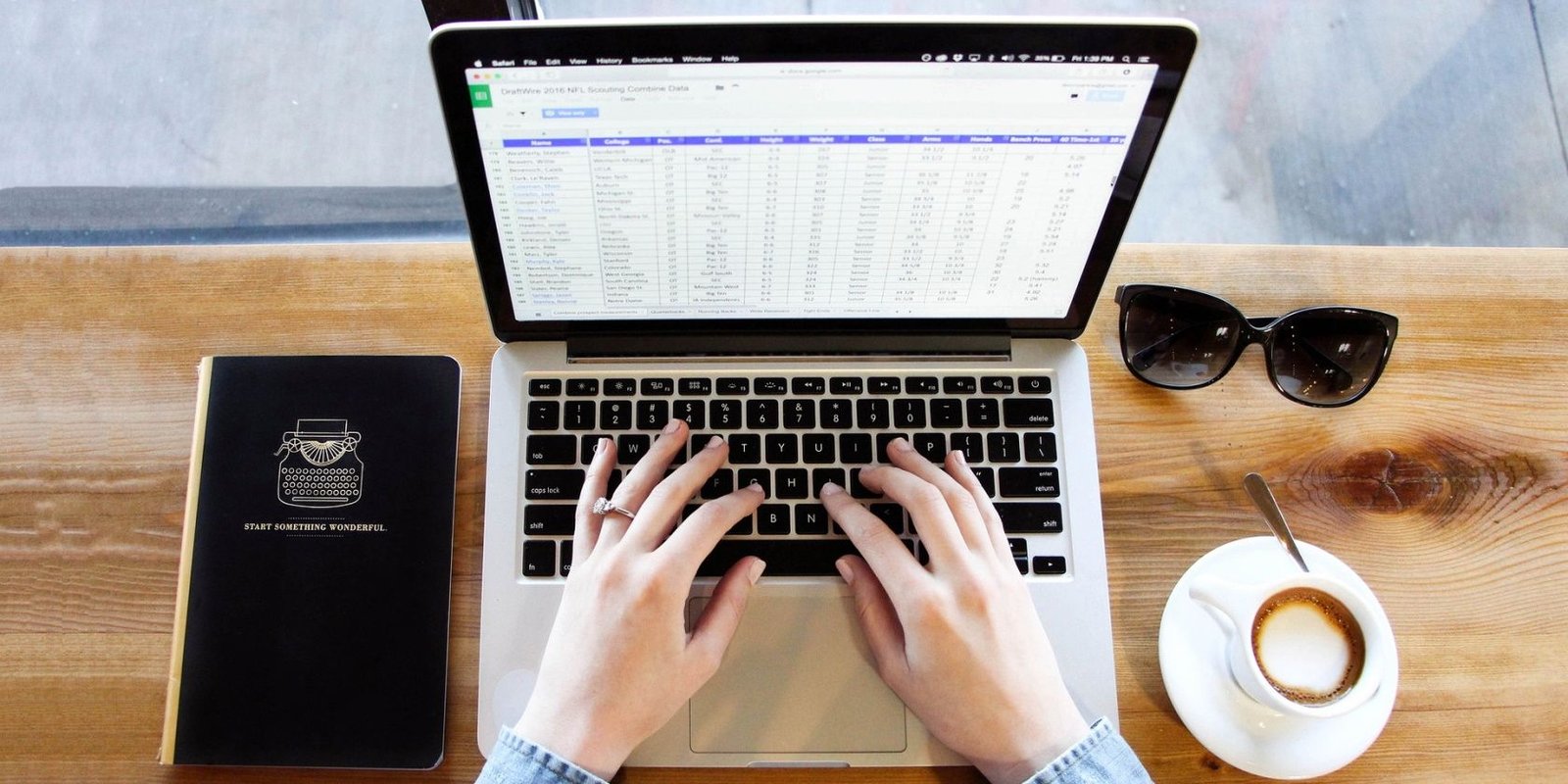 Desarrollador Web Freelance | Wordpress | | 4 formas de verificar las identificaciones de hardware de sus dispositivos en Windows 1 Desarrollador Web Freelance | Wordpress | | person analyzing data on a laptop