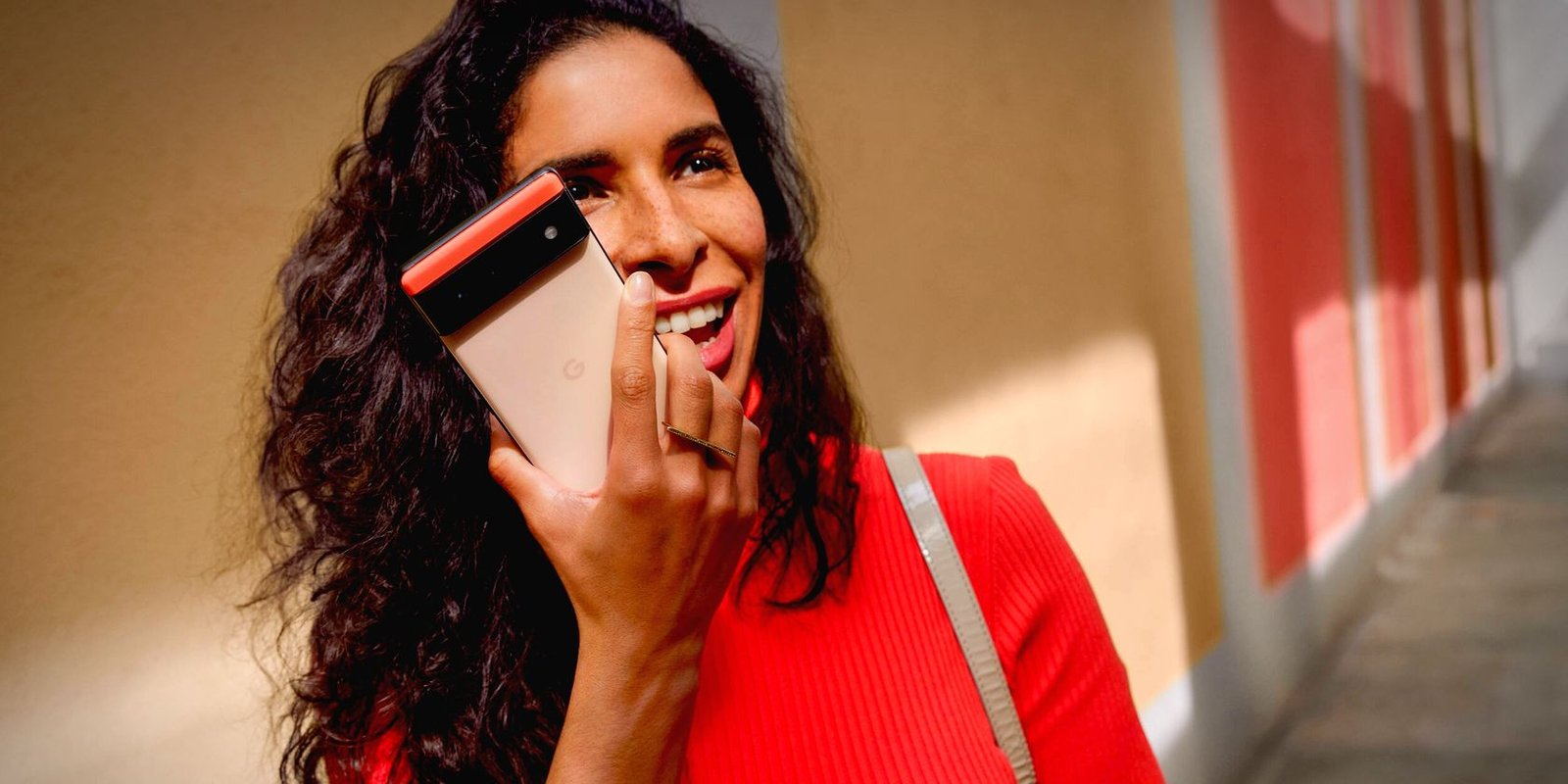 Desarrollador Web Freelance | Wordpress | | Magic Eraser ya está disponible para todos los usuarios de Android e iOS a través de Google One 1 Desarrollador Web Freelance | Wordpress | | woman holding google pixel 6 smartphone feature