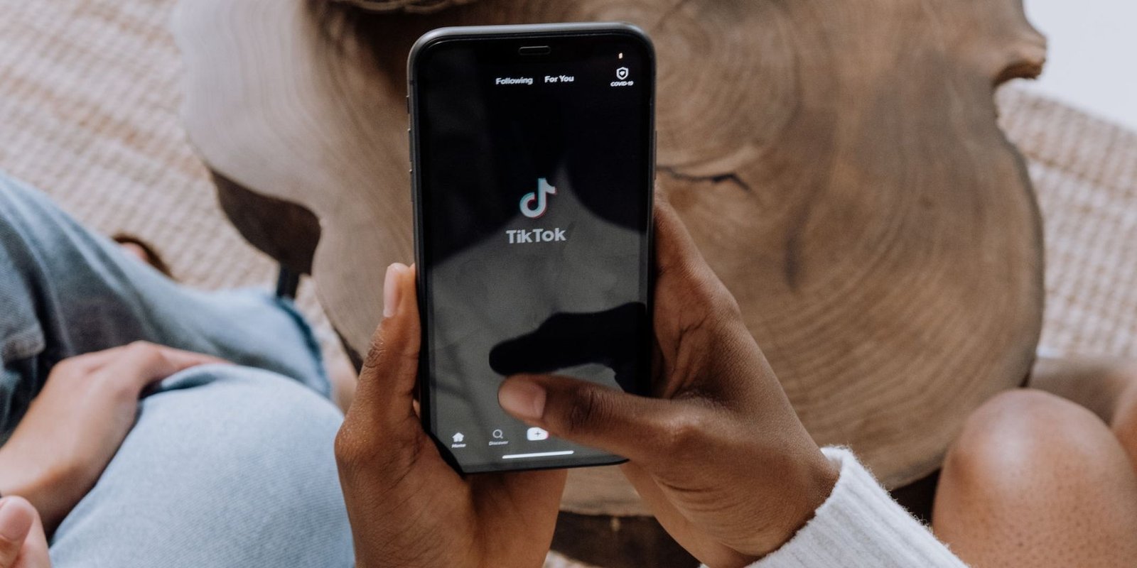 Desarrollador Web Freelance | Wordpress | | TikTok establecerá automáticamente un límite de 60 minutos para adolescentes 1 Desarrollador Web Freelance | Wordpress | | Man using TikTok on mobile